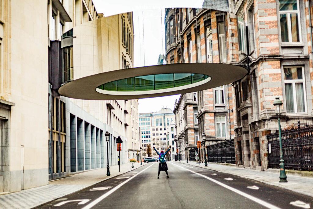 Nowoczesna okrągła kładka Passerelle Tondo nad ulicą Rue de Louvain w Brukseli, architektura Dzielnicy Europejskiej.